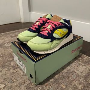 Woman’s Running Shoes Size 5.5 VEGVISIR Shadow 6000